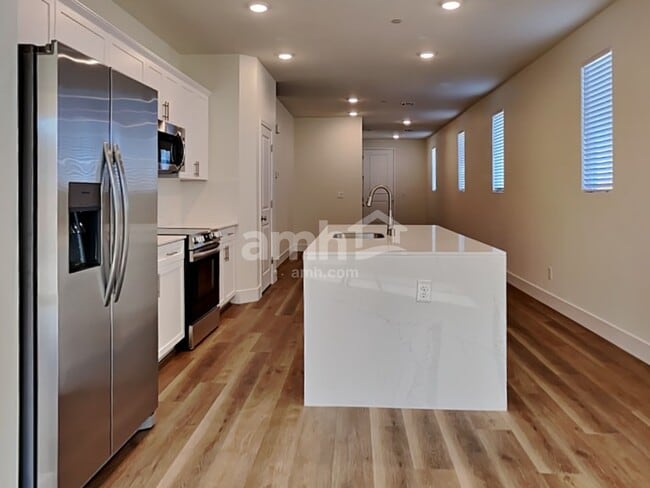 Building Photo - 866 English Primrose St