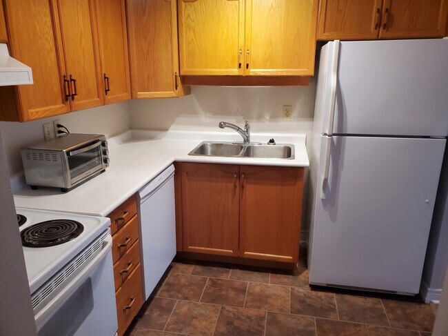 Photo du bâtiment - Charming 2-Bedroom Townhouse on Huron Street Avail for NOVEMBER