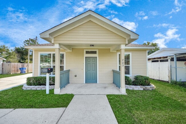 Building Photo - 703 23rd Ave N