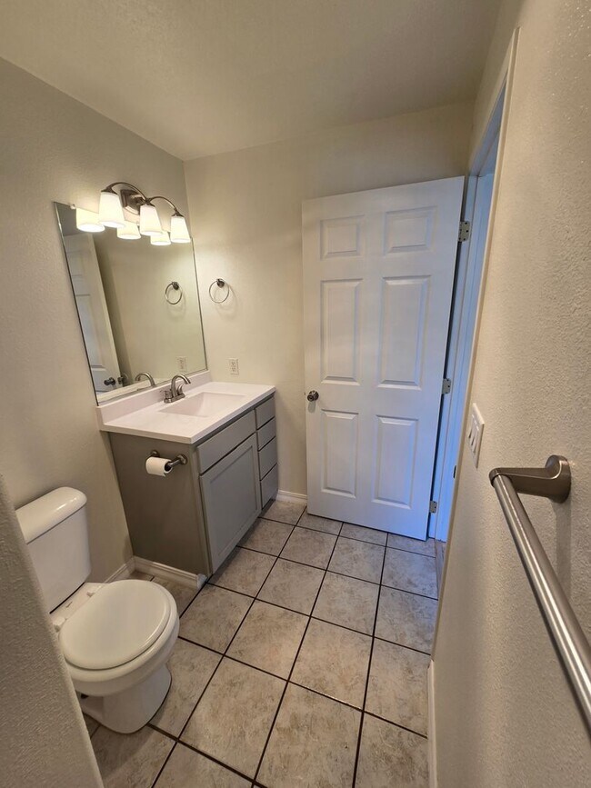 Foto del edificio - THIS 1 BEDROOM 1 BATH IS A GEM ON THE EAST SIDE OF MEDFORD