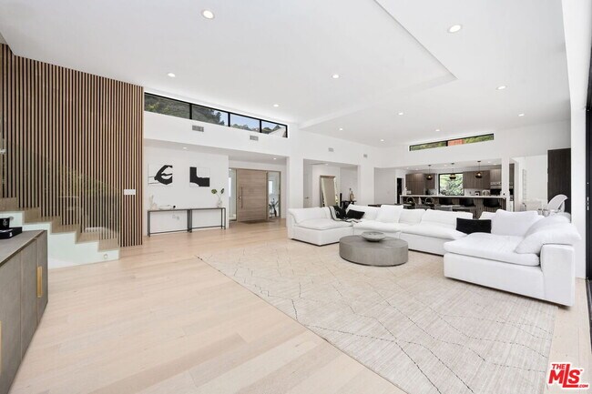 Foto del edificio - 2048 N Beverly Dr