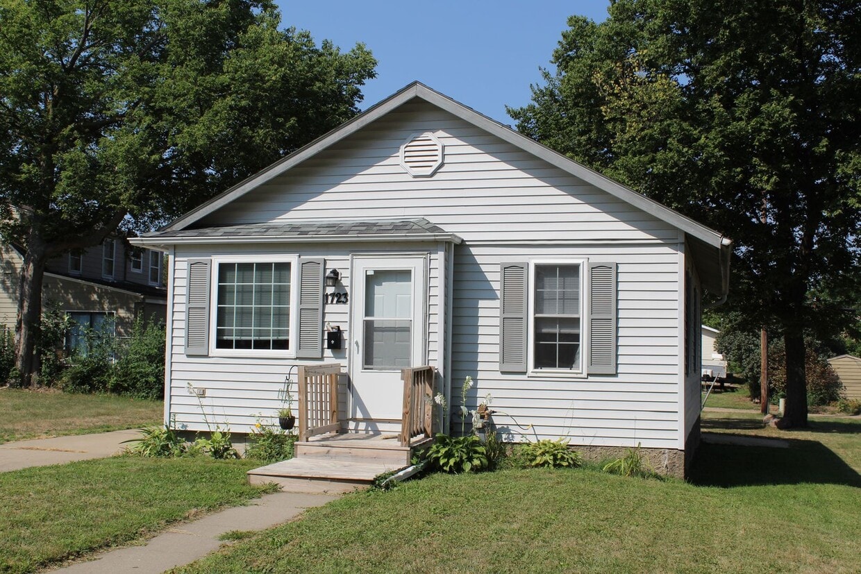 Primary Photo - Sunny Home Awaits You
