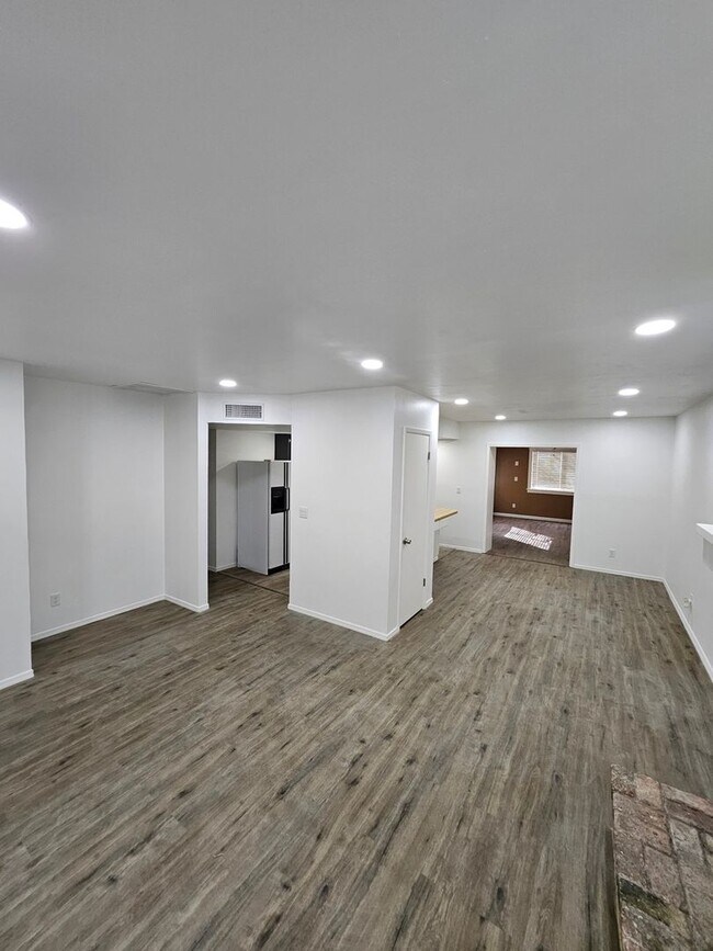 Foto del edificio - 1080 Hillside Dr