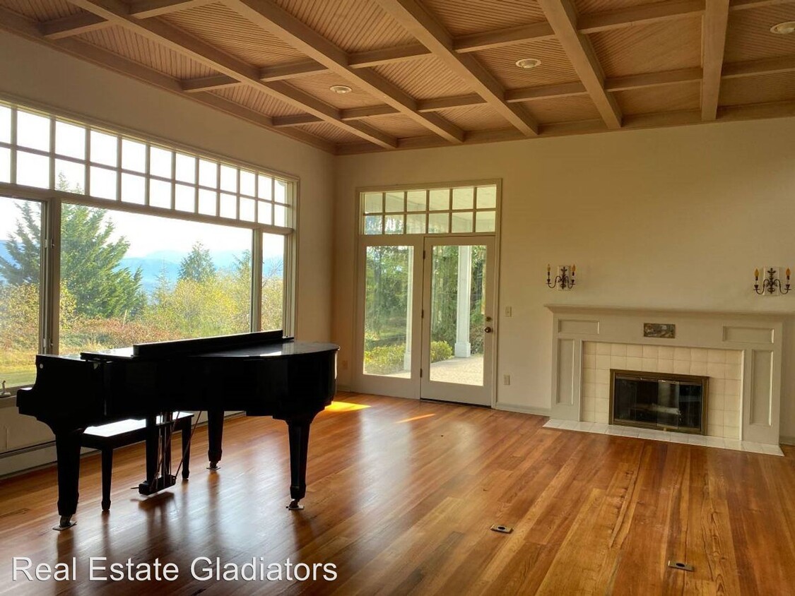 Foto principal - 4 br, 2.5 bath House - 30922 SE 58th St