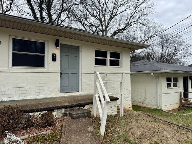 Building Photo - 708 W 47th St