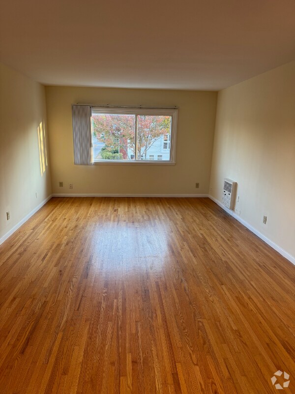 Building Photo - 1585 W Highland Pkwy