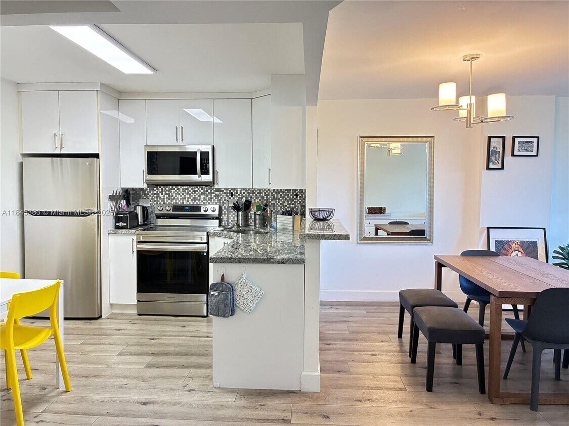 Foto principal - 2780 NE 183rd St