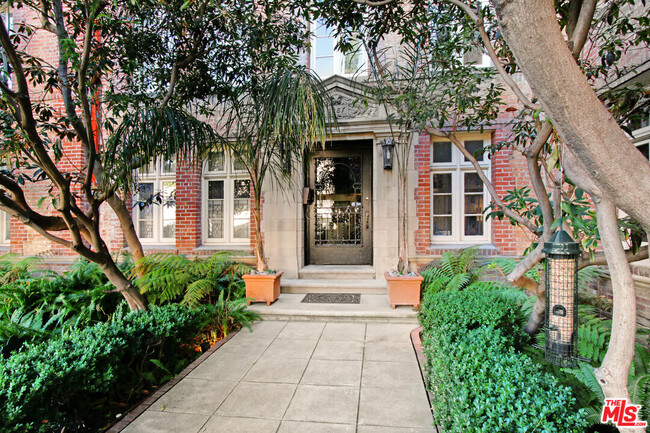 Building Photo - 1287 N Crescent Heights Blvd