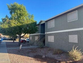 Building Photo - 2013 N Hunt Cir
