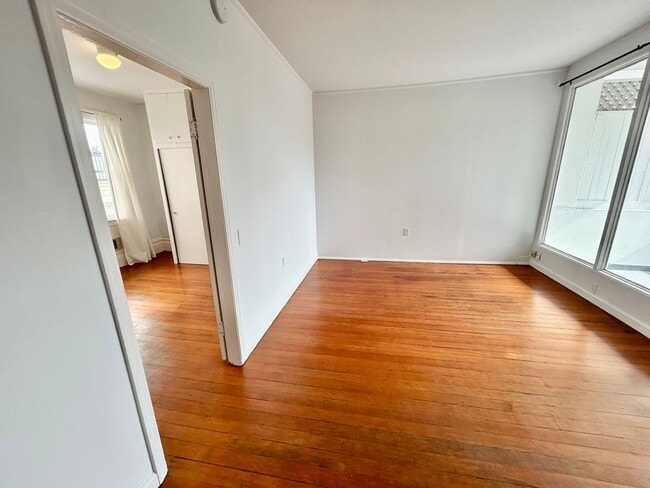 Building Photo - Charming North Beach Unit w/Parking
