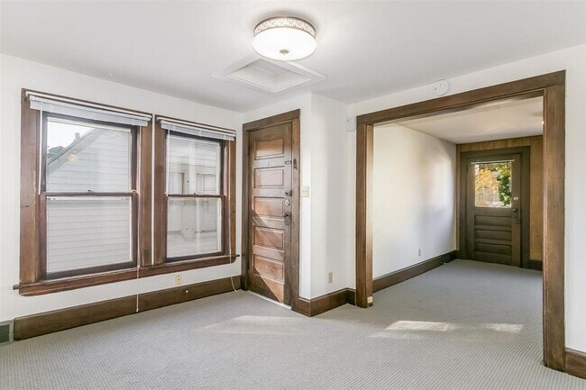 Building Photo - 625 S Orchard St