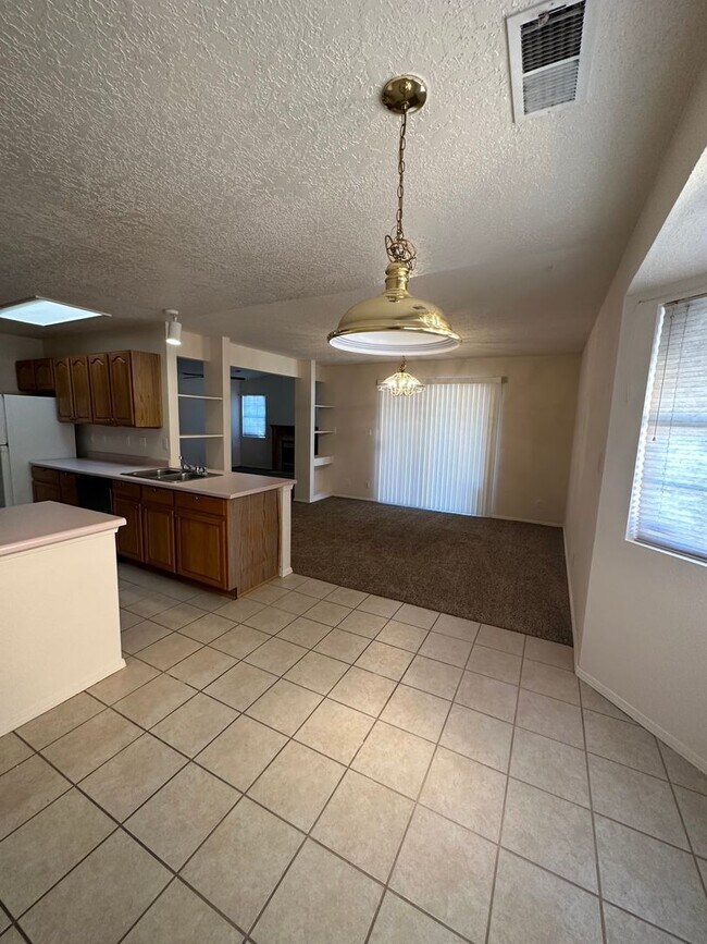 Foto del edificio - 1801 Regency Park Rd SE