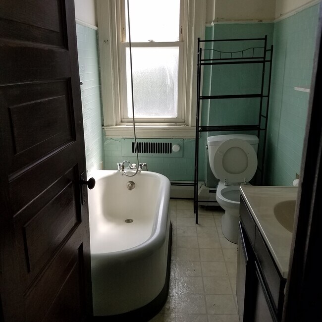 Building Photo - 1016 W King St