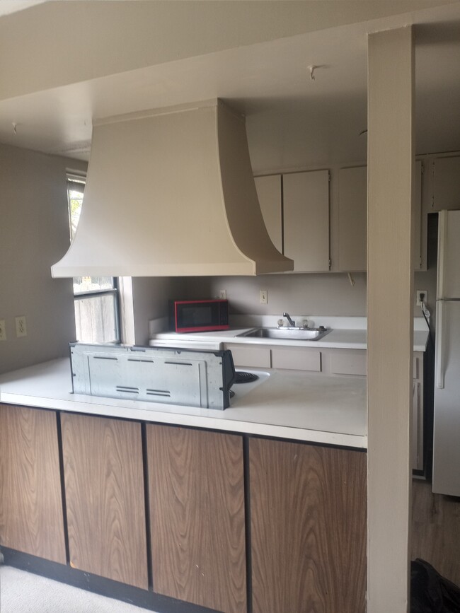 Building Photo - 4851 Moreland Dr W