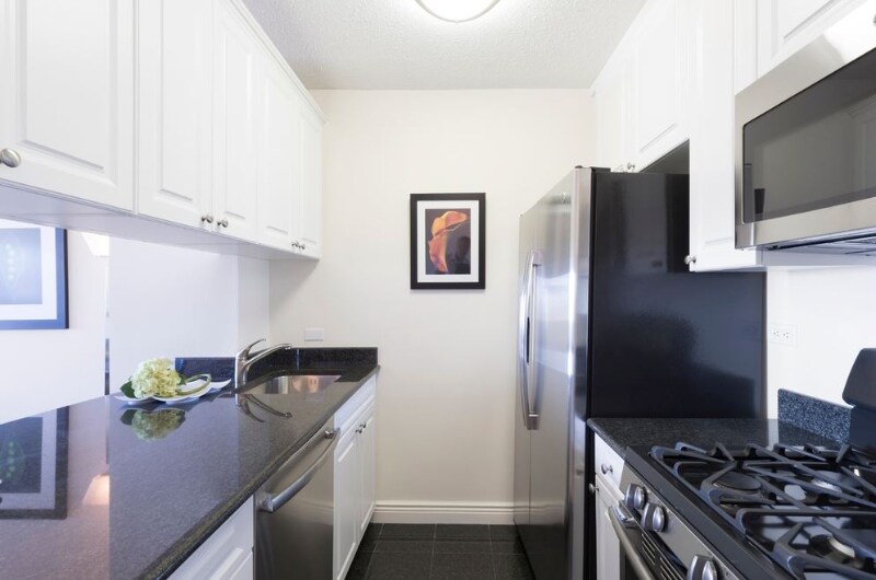 Building Photo - 226 E 95th St