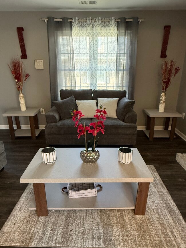 Foto del edificio - 4537 Reeves Pl