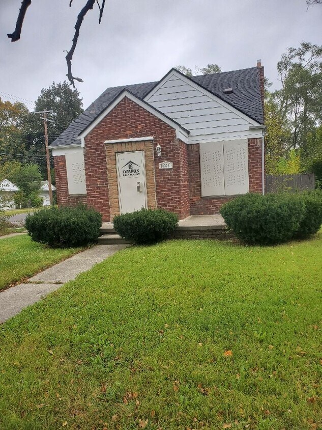 Foto principal - 3 Bedroom 1 Bath Brick Bungalow - Availabl...