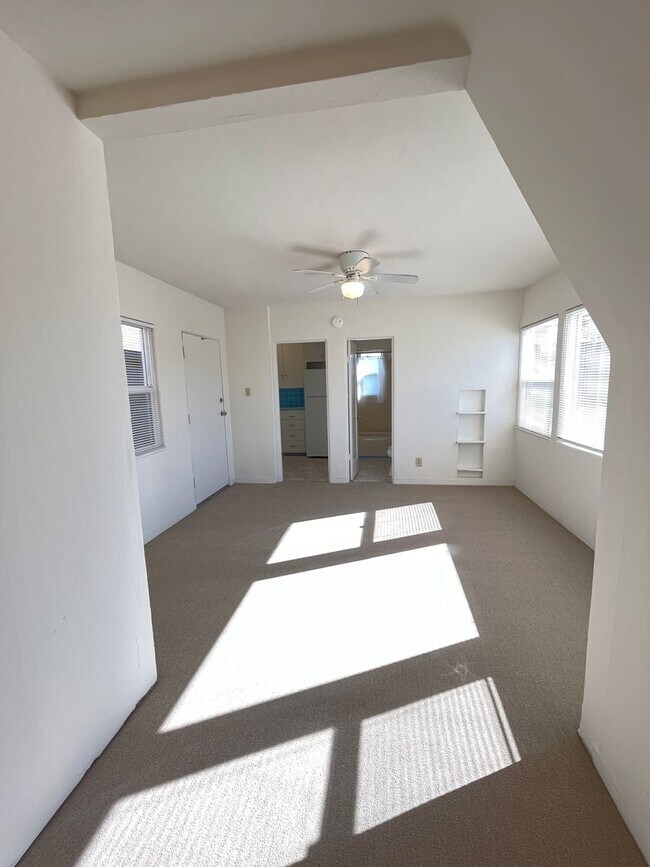 Foto del edificio - AVAILABLE JUNE! LIGHT AND BRIGHT STUDIO ON MISSION BLVD W/ PARKING! MISSION BEACH - $1,895/mo!