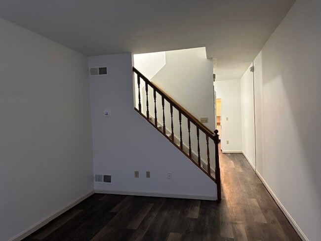 Foto del edificio - 3 Story 2 Bedroom 2 Bathroom Row Home For ...