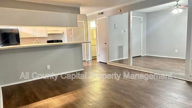 Building Photo - 5426 Menchaca Rd