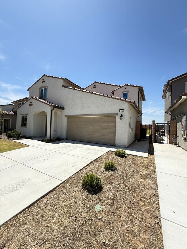 Foto del edificio - Fall in love with this NEWER  5 bedroom 4 ...