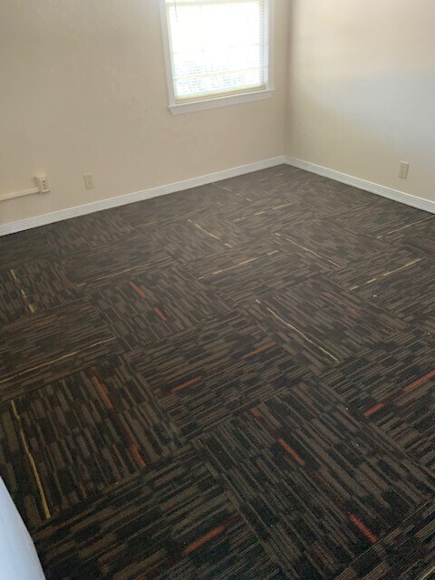 Building Photo - Large Yard 3/1 HCVP OK