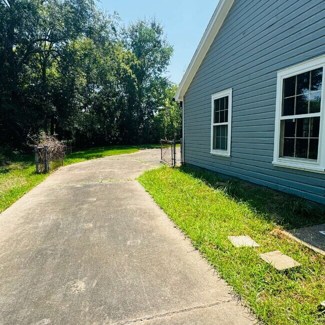 Building Photo - 735 Cuchia St