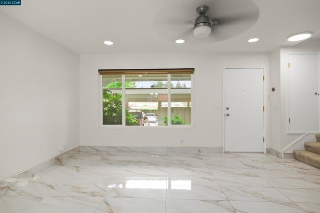 Building Photo - 560 La Copita Ct