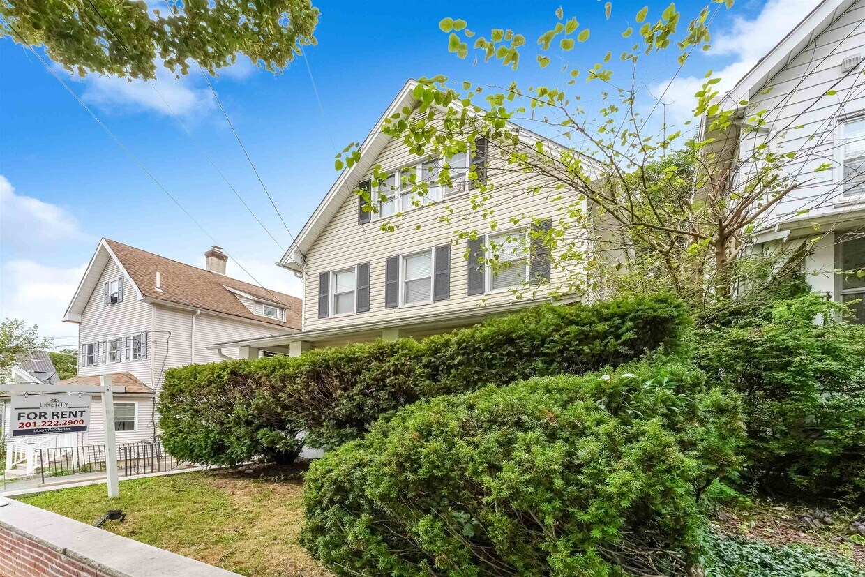 Primary Photo - 10 Morton St
