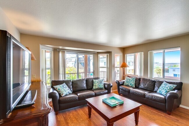Building Photo - South Mission Beach | Fully Furnished 3BR/3BA | Utilities Included | Available 9/1/26–5/5/27