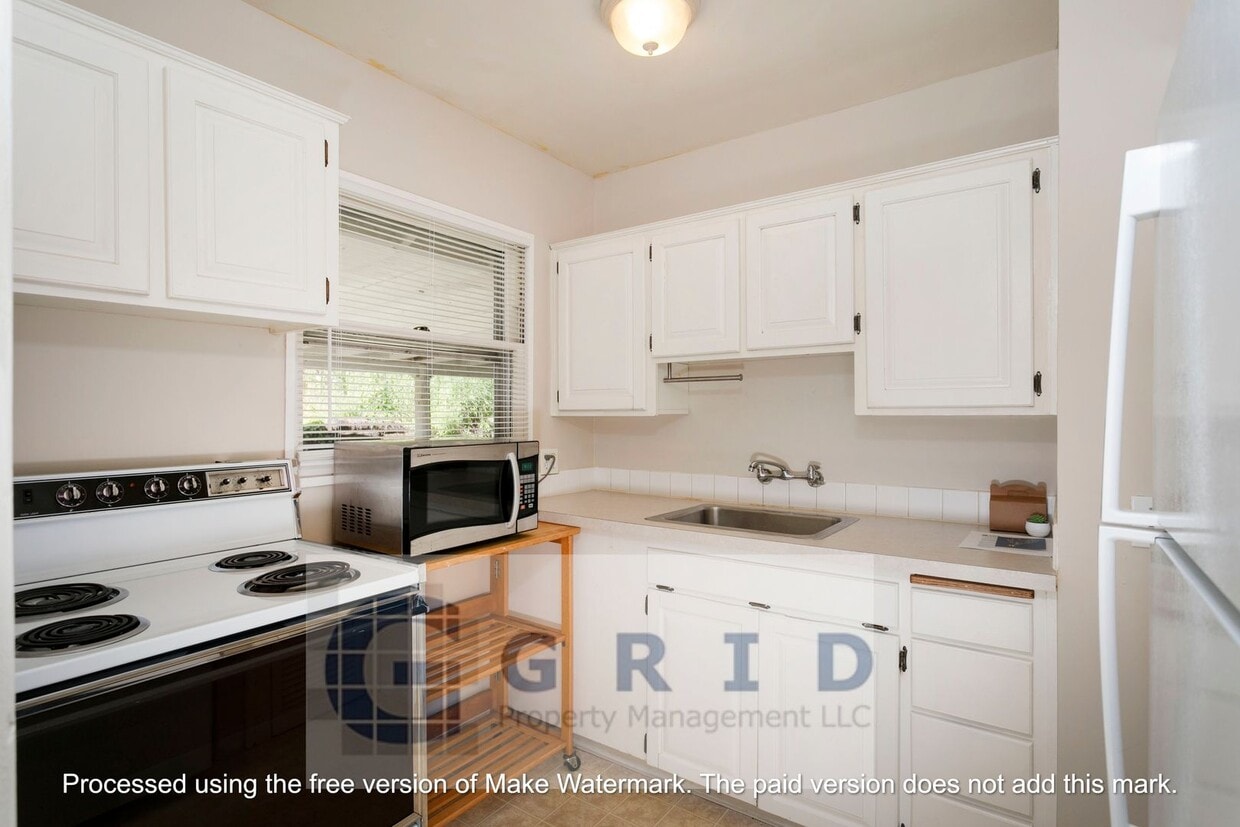 Charming 2 Bedroom Bungalow Available in NE Portland! - Charming 2 Bedroom Bungalow Available in N...