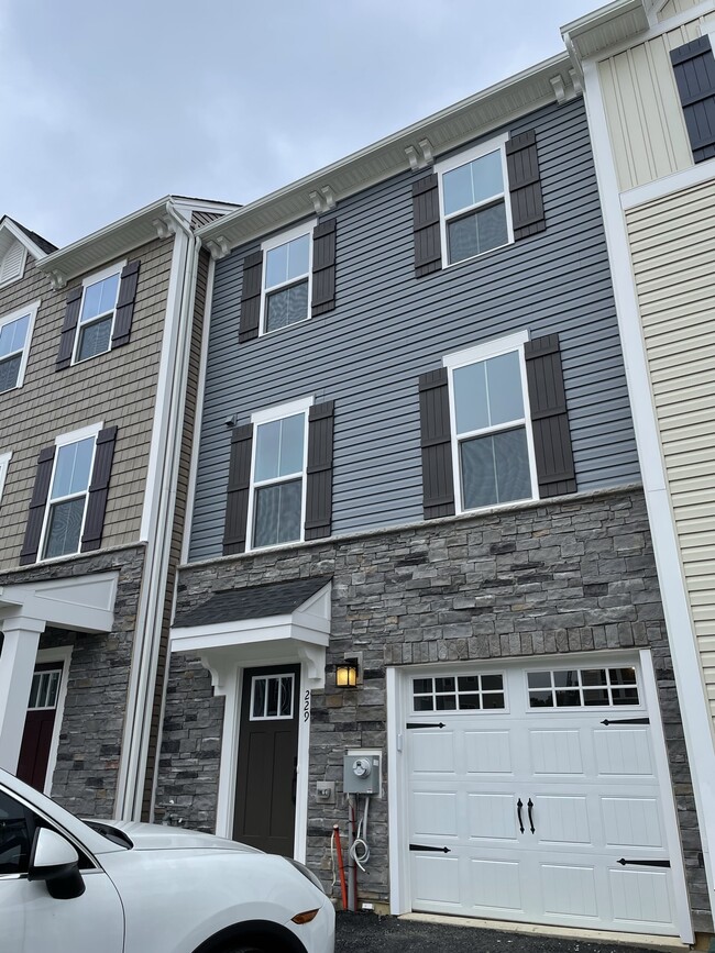 Building Photo - 229 Sugar Maple Sq