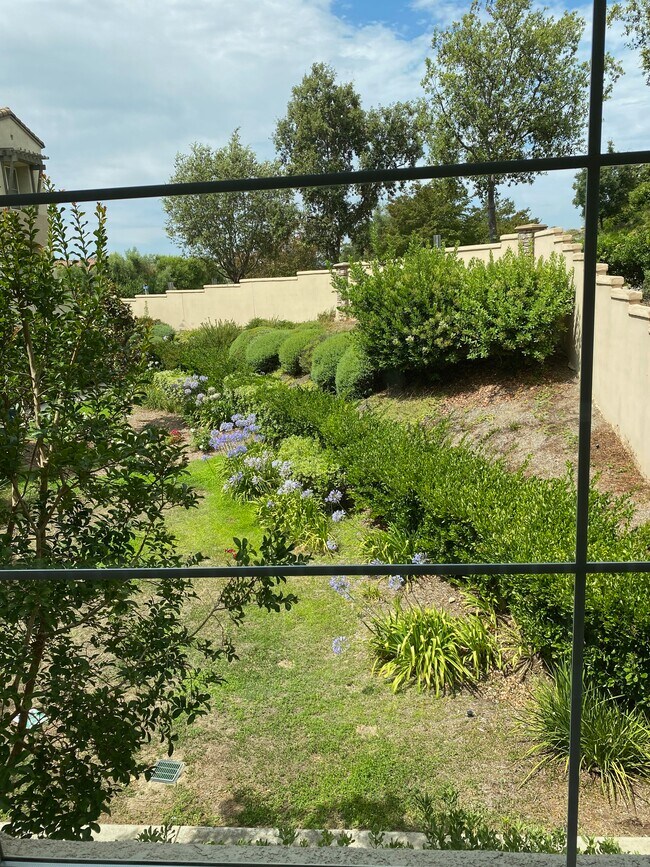 Foto del edificio - 448 Almond Rd
