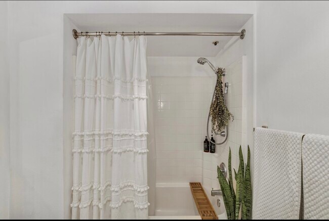 Shower - 777 6th Ave