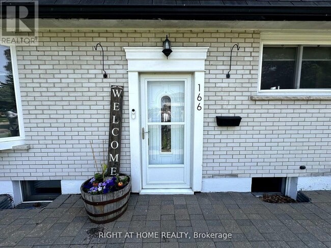 Photo du bâtiment - 166 Barkley Crescent