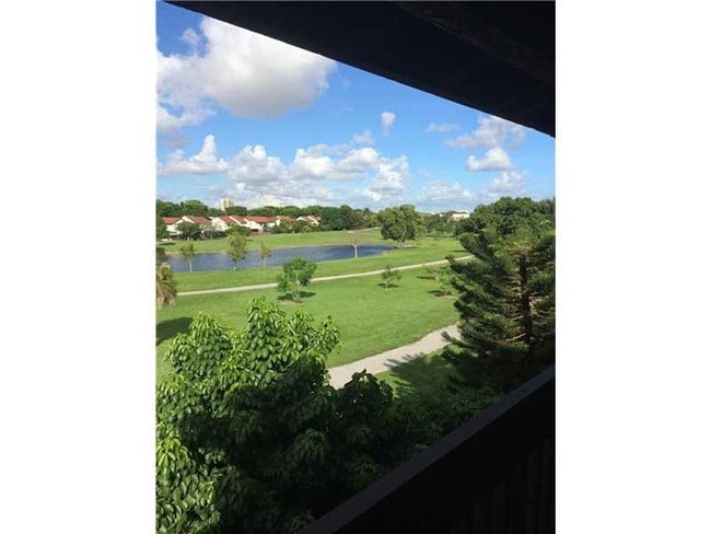 Building Photo - 545 W Park Dr