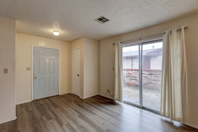 Building Photo - Charming 2-Bedroom Duplex with Garage & Mo...