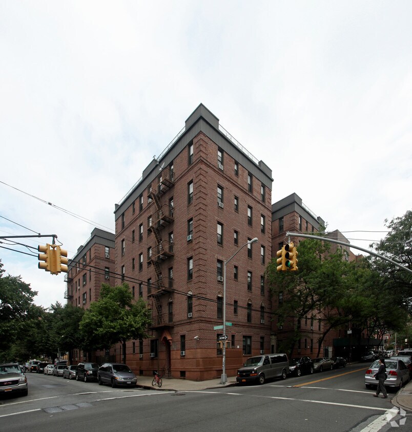 Primary Photo - 90-31 Whitney Ave