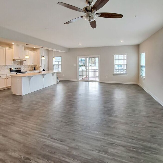 Building Photo - Amazing 4/Bedroom, 3.5 Bath SFH in Brentwo...