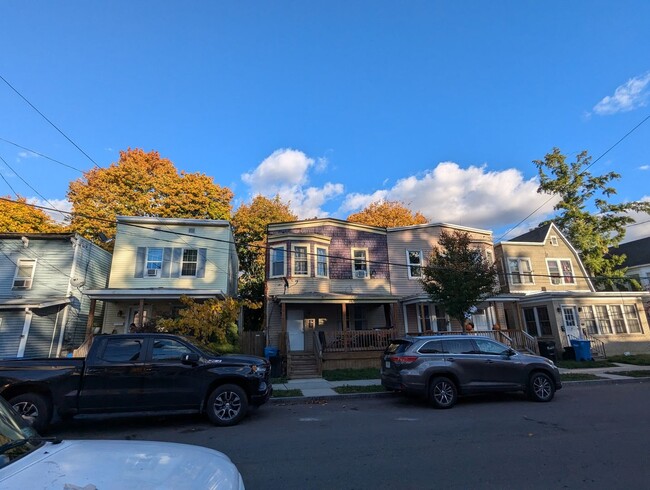 Foto del edificio - Single Family Home w/ HUGE Yard