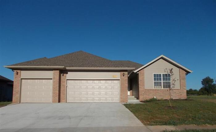Primary Photo - Beautiful 3 bed, 2 bath 3 car garage locat...