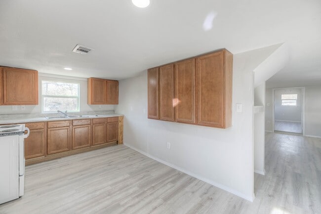 Building Photo - 328 W Sherwood Dr