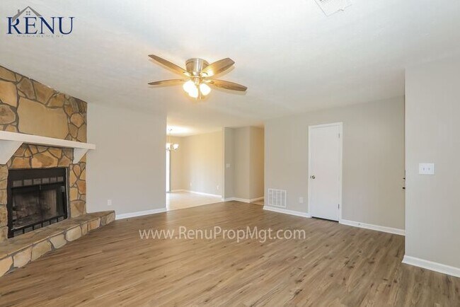 Building Photo - Now Available! 3 bed 2 bath!