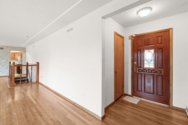 Foto del edificio - 5 Bed 2 Bath Spacious 3200 sq/ft Lower South Hill brick rancher property