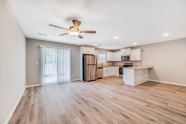 Building Photo - 508 Pine Dr