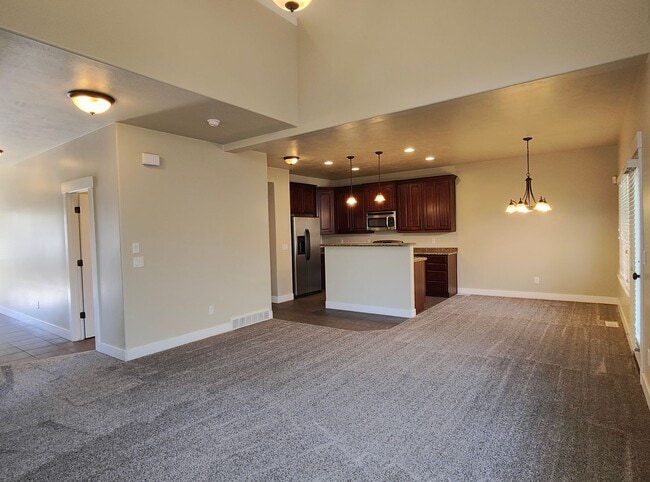 Building Photo - AMAZING CONDO 2 MASTER SUITES 2 CAR GARAGE