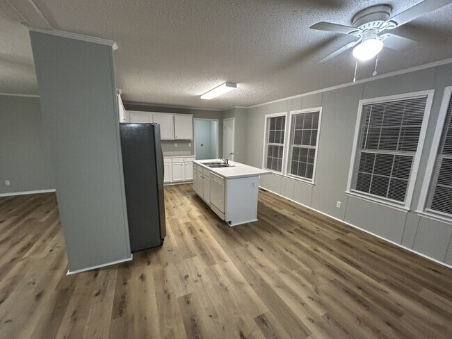 Foto del edificio - "Spacious 3-Bed, 2-Bath Home on Whiteaker Springs Rd, Cookeville!"