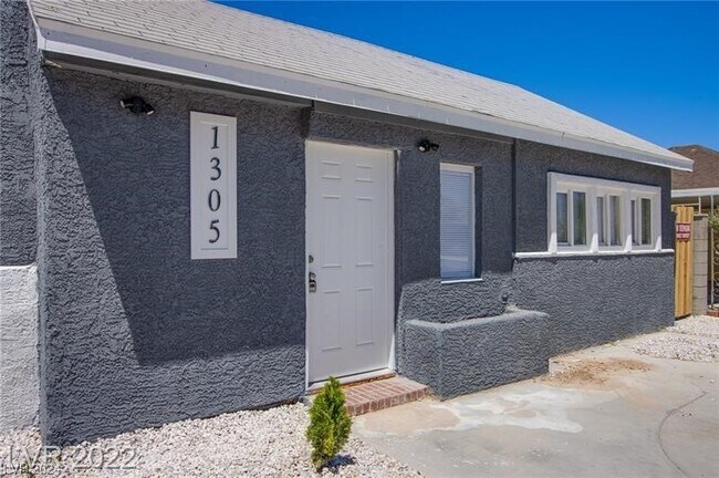 Building Photo - 1305 E Oakey Blvd