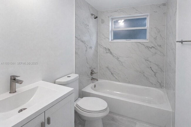 Building Photo - 638 NE 166th St