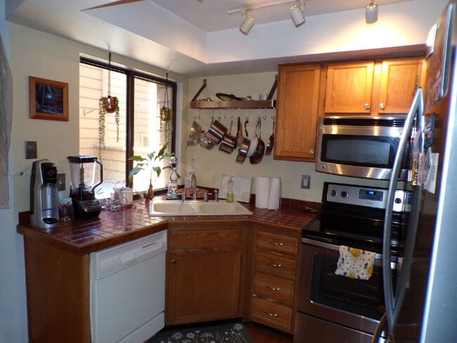 Building Photo - Wind Stream Condos - 3 Bedroom - 2 bathroo...